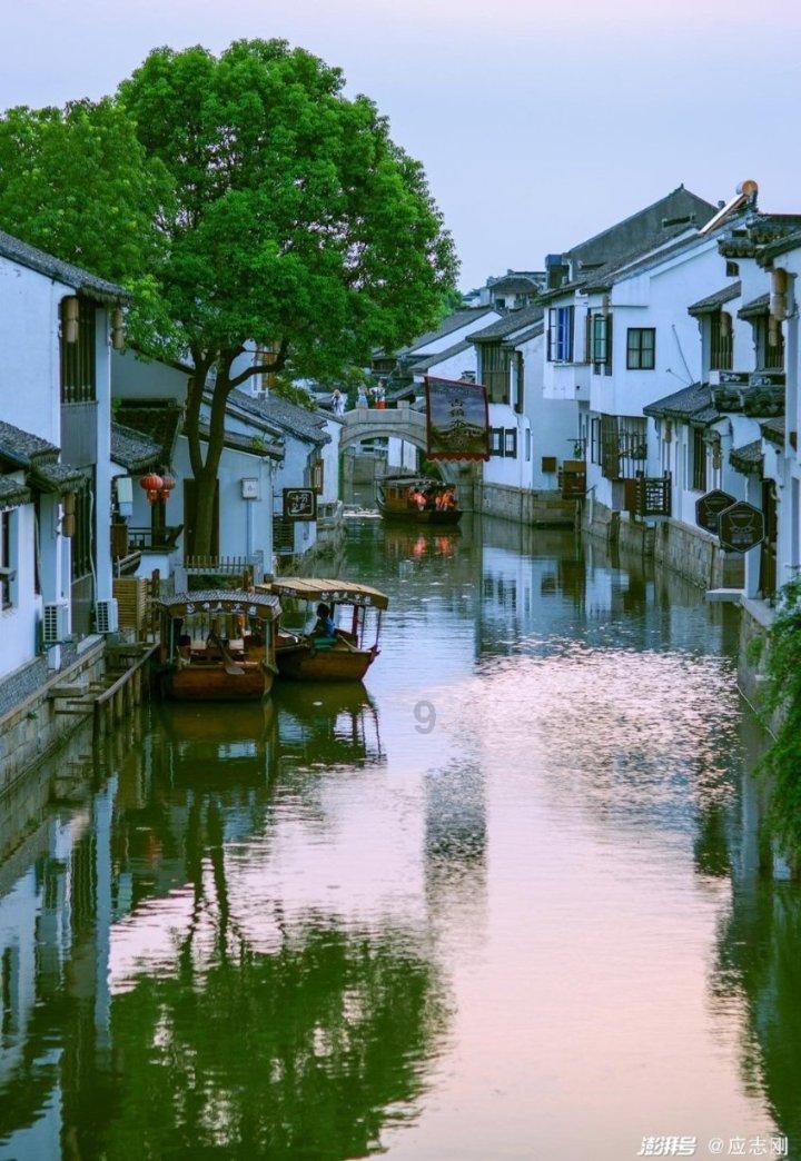 她是演员中的女富豪，多辆豪车轮流开，如今41岁却活得像20岁